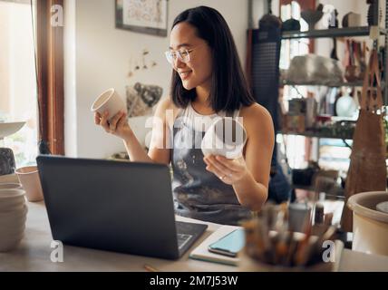 Femme asiatique, ordinateur portable et commerce de poterie avec le sourire pour la création de startup en tenant la création de céramique dans l'atelier. Femme heureuse propriétaire d'affaires souriant Banque D'Images