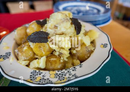 Salade de pommes de terre aux yeux roses de Noël en été à noël en australie Banque D'Images