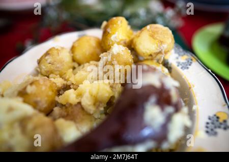 salade de pommes de terre cuite servie sur une assiette en été en australie Banque D'Images