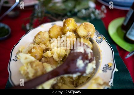 salade de pommes de terre cuite servie sur une assiette en été en australie Banque D'Images