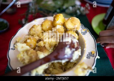 salade de pommes de terre cuite servie sur une assiette en été en australie Banque D'Images