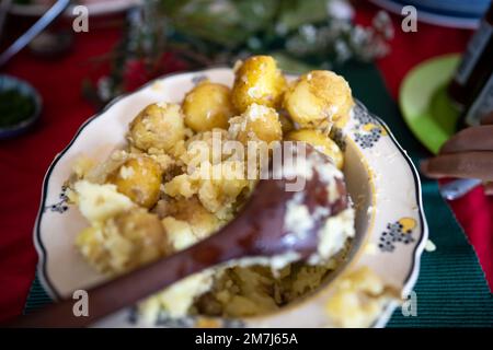 salade de pommes de terre cuite servie sur une assiette en été en australie Banque D'Images