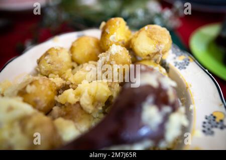 salade de pommes de terre cuite servie sur une assiette en été en australie Banque D'Images