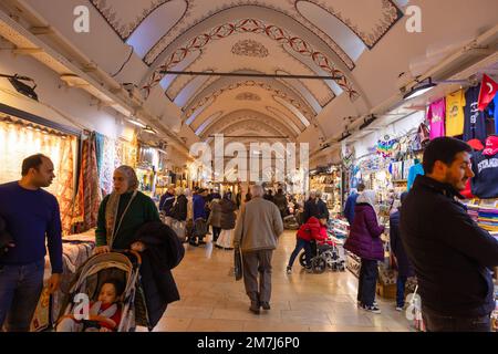 Touristes dans le Grand Bazar ou Kapalicarsi. Vue intérieure sur le Grand Bazar. Istanbul Turkiye - 12.23.2022 Banque D'Images