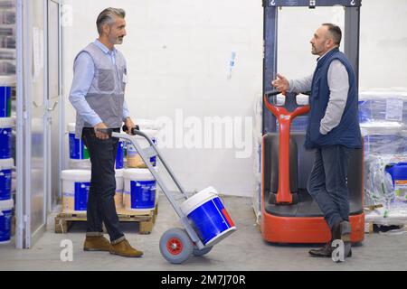 transport de peinture en usine Banque D'Images