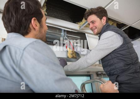 constructeur utilisant des cisaille métalliques sur obturateur en aluminium Banque D'Images