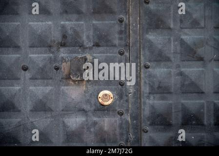 Vue avant de la porte en fer noir avec ouverture et serrure Banque D'Images