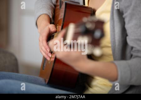 vue rapprochée d'une femme jouant de la guitare acoustique Banque D'Images