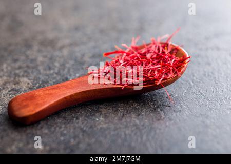 Épice de safran séché dans la cuillère. Banque D'Images