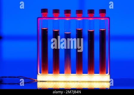 échantillons de liquide radioactif dans des tubes à essai dans un laboratoire de physique nucléaire Banque D'Images