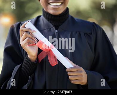 Diplôme universitaire, diplôme et mains de femme noire avec prix pour l'accomplissement des études. Gros plan étudiant diplômé avec certificat papier de Banque D'Images