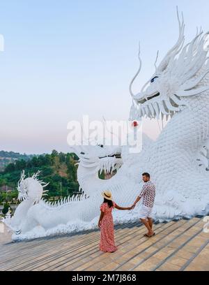 Un couple visite Wat Huay Pla Kang Chiang Rai Thaïlande, Wat Hua Pla Kang est l'un des temples les plus impressionnants de Chiang Rai. Banque D'Images