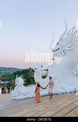 Un couple visite Wat Huay Pla Kang Chiang Rai Thaïlande, Wat Hua Pla Kang est l'un des temples les plus impressionnants de Chiang Rai. Banque D'Images