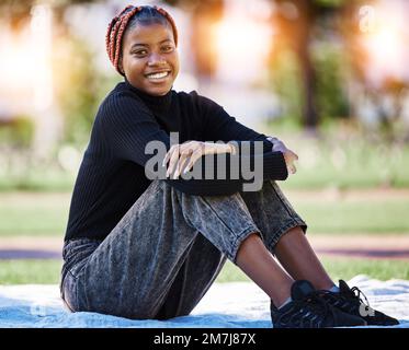 Femme noire, portrait ou détente sur le parc du campus, jardin de la nature ou domaine de l'environnement dans l'université, l'université ou l'étude scolaire. Souriez, heureux étudiant ou Banque D'Images