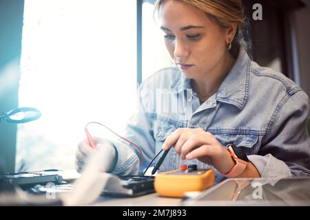 Ingénieur, étudiant et femme réparent l'électronique pour le projet scientifique. Apprentissage, formation et technicien féminin avec puce de test de technologie Banque D'Images