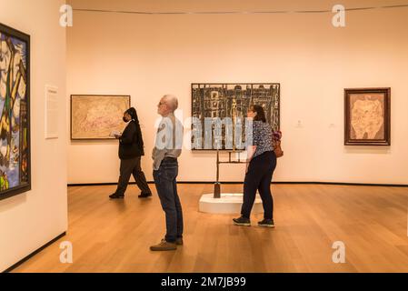 Personnes regardant des peintures, National Gallery of Art - East Building, Washington, D.C., Etats-Unis Banque D'Images