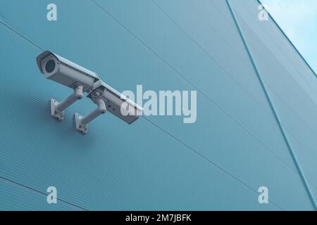 Caméra de sécurité de surveillance extérieure montée sur un mur de bâtiment industriel pour surveiller l'activité à l'extérieur des locaux Banque D'Images