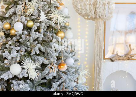 Arbre de Noël décoré avec des jouets de boule d'or sur un fond de conte de fées flou, étincelant et fabuleux avec beau bokeh, espace de copie. Banque D'Images