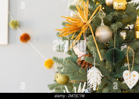 Arbre de Noël décoré avec des jouets de boule d'or sur un fond de conte de fées flou, étincelant et fabuleux avec beau bokeh, espace de copie. Banque D'Images