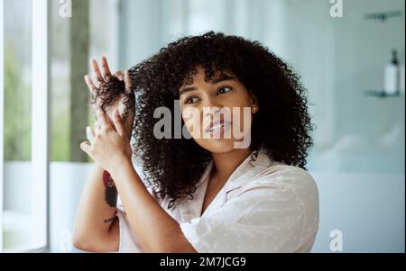 Beauté, cheveux et afro fille salle de bain routine pour le style de texture curly et le toilettage dans le miroir. Soins des cheveux, soin de soi et femme noire pensant à cosmétique Banque D'Images