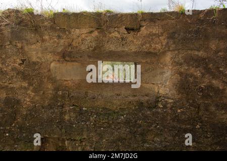 vieux mur de fortifield petite partie de celui-ci avec une arrow fente et l'embrasure Banque D'Images