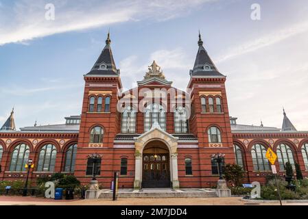 Le bâtiment Arts and Industries, le deuxième plus ancien (après le château) des musées Smithsonian sur le National Mall, Washington, D.C., USA Banque D'Images