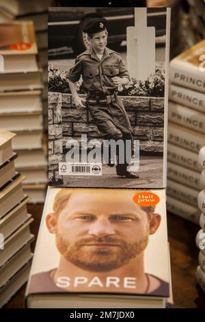 Londres, Royaume-Uni. 10th janvier 2023. Waterstones à Piccadilly ouvre ses portes à 8am comme le livre de Prince Harry Spare, publié par Penguin Random House, est sorti. Le prince Harry, duc de Sussex, a écrit son côté de l'histoire des Royals et de sa femme Meghan. Le livre est écrit par J. R. Moehringer. Crédit : Mark Thomas/Alay Live News Banque D'Images