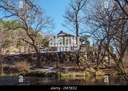 Maison japonaise isolée dans la forêt Banque D'Images