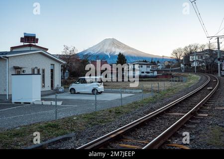 Voies ferrées traversant Mt. Fuji dans la campagne Banque D'Images