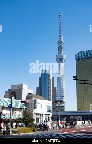 Tokyo, Japon. 9th janvier 2023. Tokyo Skytree est une tour importante située à Sumida. Située à 634 mètres de haut, elle est la plus grande tour du Japon et la troisième plus grande structure artificielle sur terre. Achevé en 2012, il sert de tour de télécommunications et de terrasse d'observation, offrant une vue panoramique sur le paysage urbain de Tokyo. La tour dispose de deux ponts d'observation, d'un centre commercial, de plusieurs restaurants et d'un aquarium dans la base. Tokyo Skytree est devenu une attraction touristique majeure, attirant des millions de visiteurs chaque année. Il héberge l'équipement de diffusion pour NHK TV, Fuji Television, Banque D'Images