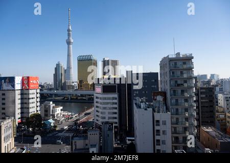 Tokyo, Japon. 9th janvier 2023. Tokyo Skytree est une tour importante située à Sumida. Située à 634 mètres de haut, elle est la plus grande tour du Japon et la troisième plus grande structure artificielle sur terre. Achevé en 2012, il sert de tour de télécommunications et de terrasse d'observation, offrant une vue panoramique sur le paysage urbain de Tokyo. La tour dispose de deux ponts d'observation, d'un centre commercial, de plusieurs restaurants et d'un aquarium dans la base. Tokyo Skytree est devenu une attraction touristique majeure, attirant des millions de visiteurs chaque année. Il héberge l'équipement de diffusion pour NHK TV, Fuji Television, Banque D'Images