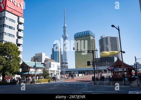 Tokyo, Japon. 9th janvier 2023. Tokyo Skytree est une tour importante située à Sumida. Située à 634 mètres de haut, elle est la plus grande tour du Japon et la troisième plus grande structure artificielle sur terre. Achevé en 2012, il sert de tour de télécommunications et de terrasse d'observation, offrant une vue panoramique sur le paysage urbain de Tokyo. La tour dispose de deux ponts d'observation, d'un centre commercial, de plusieurs restaurants et d'un aquarium dans la base. Tokyo Skytree est devenu une attraction touristique majeure, attirant des millions de visiteurs chaque année. Il héberge l'équipement de diffusion pour NHK TV, Fuji Television, Banque D'Images