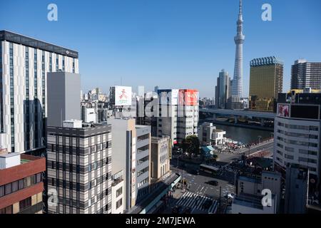 Tokyo, Japon. 9th janvier 2023. Tokyo Skytree est une tour importante située à Sumida. Située à 634 mètres de haut, elle est la plus grande tour du Japon et la troisième plus grande structure artificielle sur terre. Achevé en 2012, il sert de tour de télécommunications et de terrasse d'observation, offrant une vue panoramique sur le paysage urbain de Tokyo. La tour dispose de deux ponts d'observation, d'un centre commercial, de plusieurs restaurants et d'un aquarium dans la base. Tokyo Skytree est devenu une attraction touristique majeure, attirant des millions de visiteurs chaque année. Il héberge l'équipement de diffusion pour NHK TV, Fuji Television, Banque D'Images