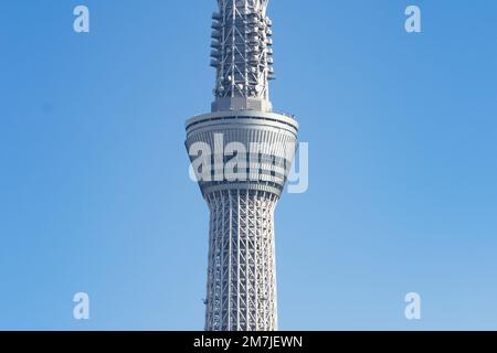 Tokyo, Japon. 9th janvier 2023. Tokyo Skytree est une tour importante située à Sumida. Située à 634 mètres de haut, elle est la plus grande tour du Japon et la troisième plus grande structure artificielle sur terre. Achevé en 2012, il sert de tour de télécommunications et de terrasse d'observation, offrant une vue panoramique sur le paysage urbain de Tokyo. La tour dispose de deux ponts d'observation, d'un centre commercial, de plusieurs restaurants et d'un aquarium dans la base. Tokyo Skytree est devenu une attraction touristique majeure, attirant des millions de visiteurs chaque année. Il héberge l'équipement de diffusion pour NHK TV, Fuji Television, Banque D'Images