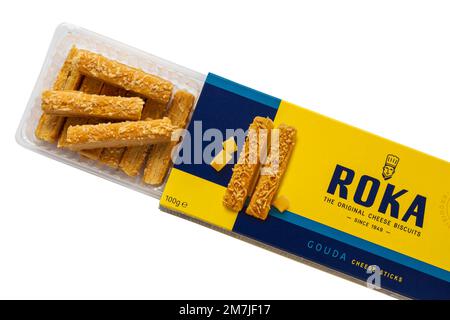 Boîte de bâtonnets de fromage Roka Gouda les biscuits au fromage originaux ouverts pour montrer le contenu sur fond blanc Banque D'Images