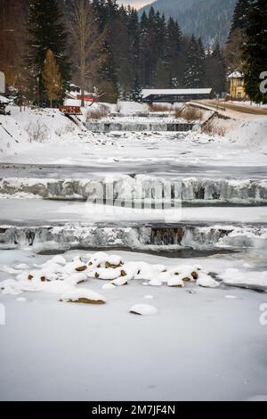 Rivière Elbe gelée à Spindleruv Mlyn en hiver. Ville de montagne près de Hradec Kralove, République Tchèque Banque D'Images