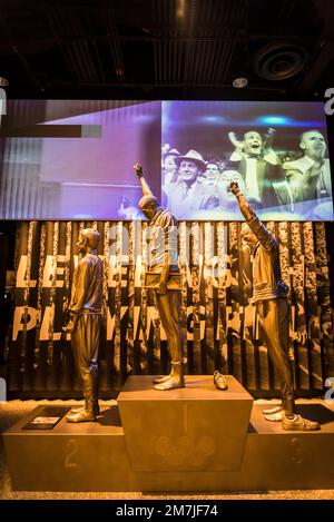 Sculptures commémorant les Jeux Olympiques de 1968 Black Power salue, Musée national d'histoire et de culture afro-américaines, Washington, D.C., États-Unis Banque D'Images