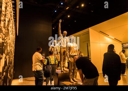 Sculptures commémorant les Jeux Olympiques de 1968 Black Power salue, Musée national d'histoire et de culture afro-américaines, Washington, D.C., États-Unis Banque D'Images