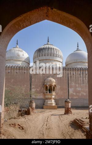 Vue sur l'arrière de la mosquée Abbasi en marbre blanc de style mughal à l'extérieur du fort Derawar dans le désert du Cholistan, Bahawalpur, Punjab, Pakistan Banque D'Images