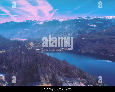 Le lac de Bohinj au début du printemps au lever du soleil. Slovénie, Europe Banque D'Images