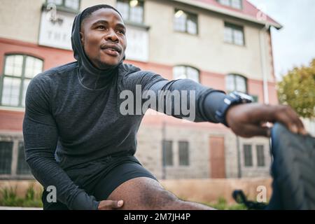 Exercice, homme noir et jambes étirements, plein air et séance d'entraînement pour le fitness, le bien-être et la santé. Homme afro-américain, athlète et jambe élastique pour Banque D'Images