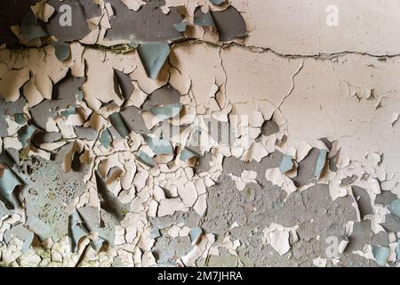 L'écaillage de la peinture sur un mur Banque D'Images