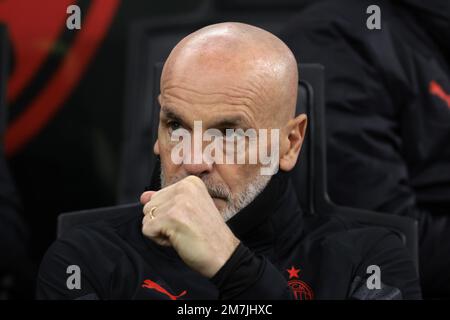 Milan, Italie, 8th janvier 2023. Stefano Pioli entraîneur en chef de l'AC Milan réagit avant de démarrer dans la série Un match à Giuseppe Meazza, Milan. Le crédit photo devrait se lire: Jonathan Moscrop / Sportimage Banque D'Images