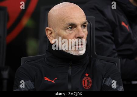 Milan, Italie, 8th janvier 2023. Stefano Pioli entraîneur en chef de l'AC Milan regarde avant de démarrer dans la série Un match à Giuseppe Meazza, Milan. Le crédit photo devrait se lire: Jonathan Moscrop / Sportimage Banque D'Images