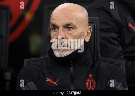 Milan, Italie, 8th janvier 2023. Stefano Pioli entraîneur en chef de l'AC Milan regarde avant de démarrer dans la série Un match à Giuseppe Meazza, Milan. Le crédit photo devrait se lire: Jonathan Moscrop / Sportimage Banque D'Images