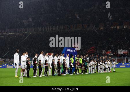 Milan, Italie, 8th janvier 2023. La pluie tombe alors que les joueurs et les officiels se font la queue avant le début du match de la série A à Giuseppe Meazza, à Milan. Le crédit photo devrait se lire: Jonathan Moscrop / Sportimage Banque D'Images