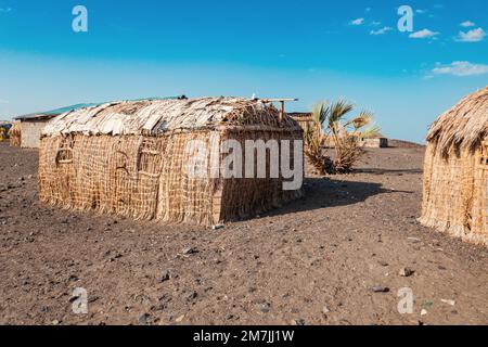 Maisons traditionnelles du peuple El Molo dans le village El Molo vivant sur les rives du lac Turkana, Kenya Banque D'Images