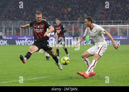 Milan, Italie, 8th janvier 2023. Tommaso Pobega de l'AC Milan tente de bloquer une croix de Nemanja Matic de AS Roma pendant le match de la série A à Giuseppe Meazza, Milan. Le crédit photo devrait se lire: Jonathan Moscrop / Sportimage Banque D'Images