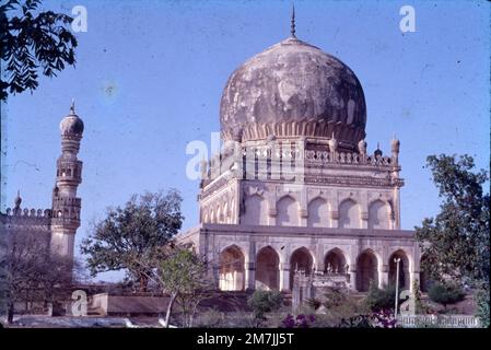 Les tombes Qutub Shahi sont situées dans l'Ibrahim Bagh, à proximité du célèbre fort Golconda à Hyderabad, en Inde. Ils contiennent les tombes et les mosquées construites par les différents rois de la dynastie Qutub Shahi. Les galeries des plus petites tombes sont d'une seule histoire tandis que les plus grandes sont deux étagées. Banque D'Images