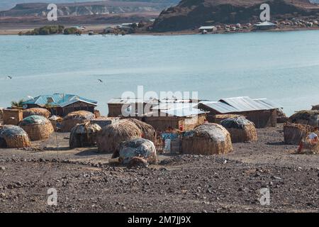 Maisons traditionnelles du peuple El Molo dans le village El Molo vivant sur les rives du lac Turkana, Kenya Banque D'Images